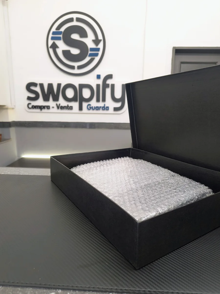 Caja con el equipo protegido, lista para cerrar